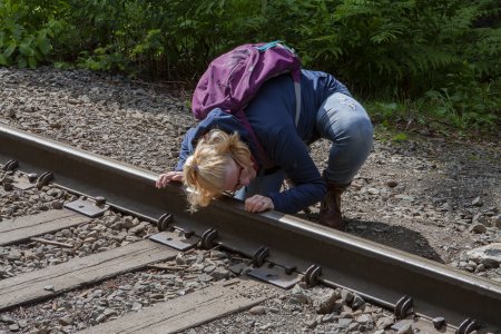 Syl luistert of de trein er al aankomt